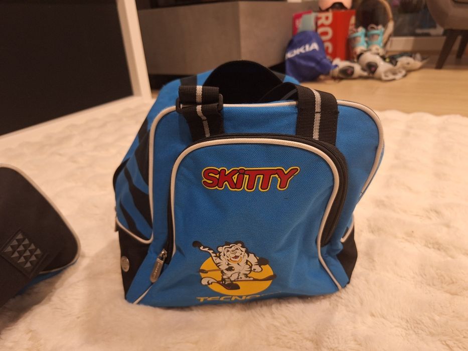 Zestaw pokrowców na narty i buty dla małego narciarza.