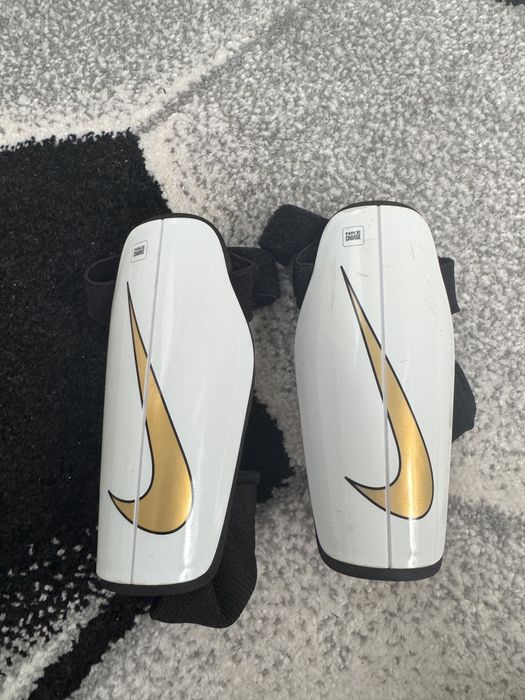 Ochraniacze piłkarskie Nike Charge dla dzieci, rozmiar M