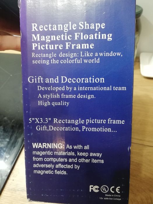 Lewitujaca ramka na zdjęcia