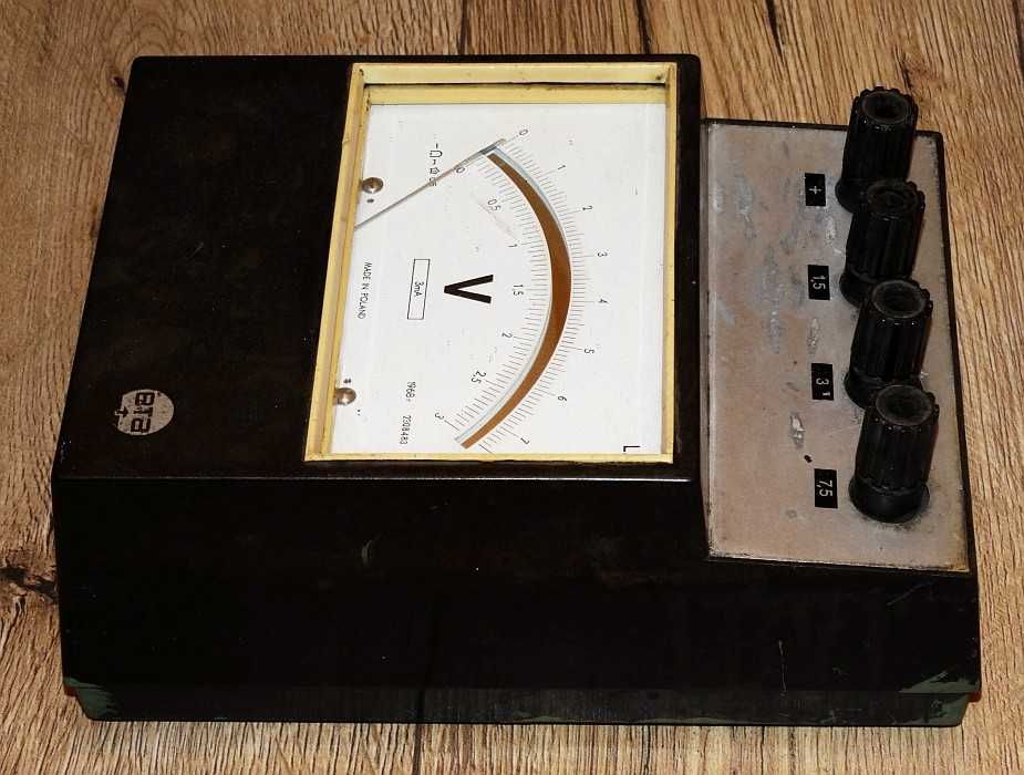 Miernik laboratoryjny, woltomierz analogowy 1.5-3-7.5 V kl. 0.5 LM-1