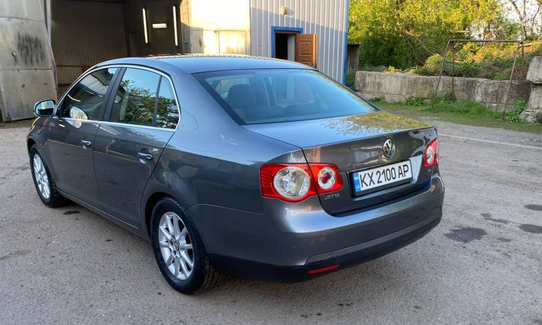 Автомобиль Volkswagen Jetta 5 2008 1,4 turbo