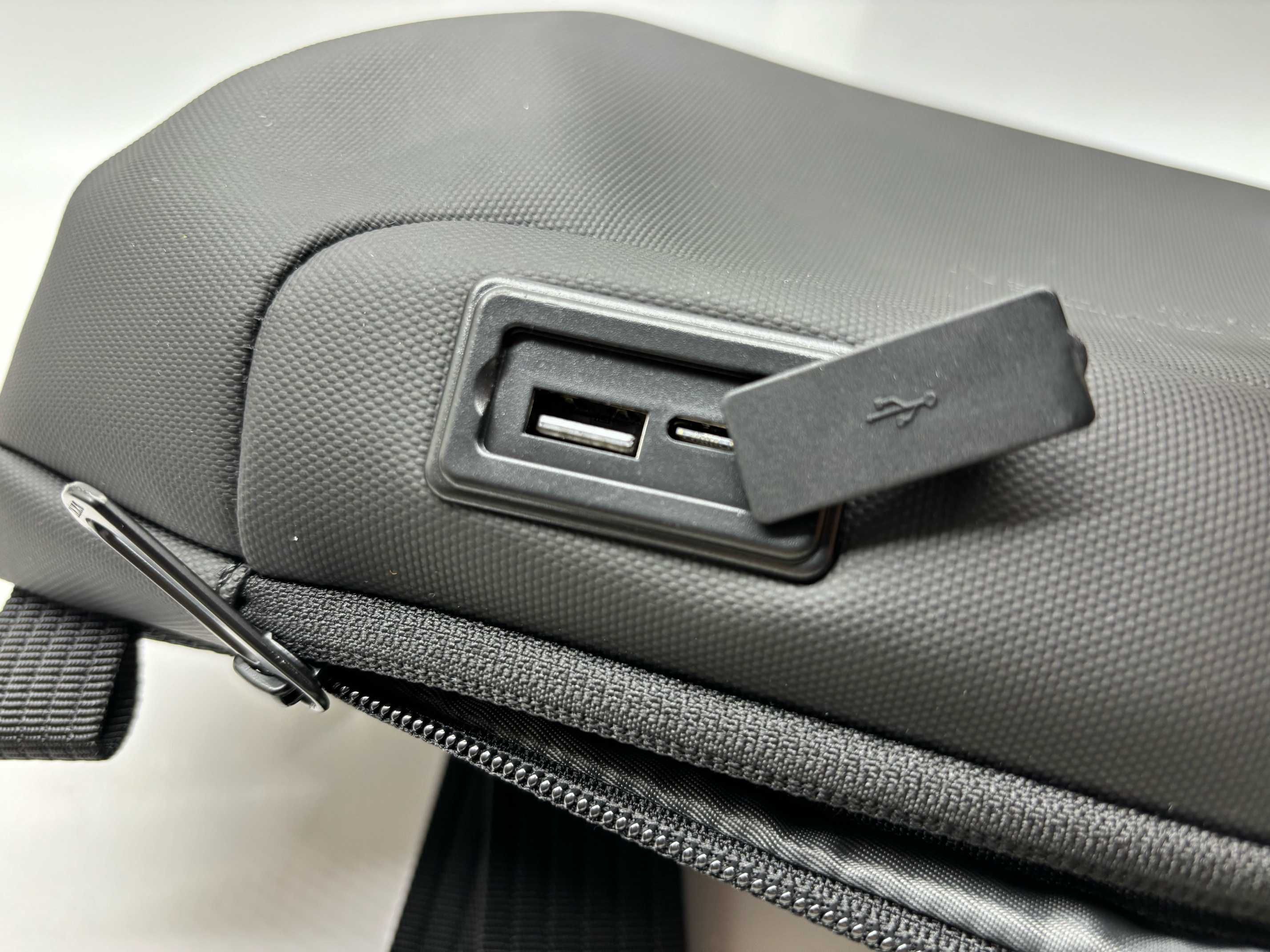 Wodoodporny męski plecak na jedno ramię Mark Ryden czarny USB 2.0 USB