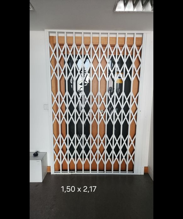 Grade de correr em aluminio branco, com aros e fechadura em excelente