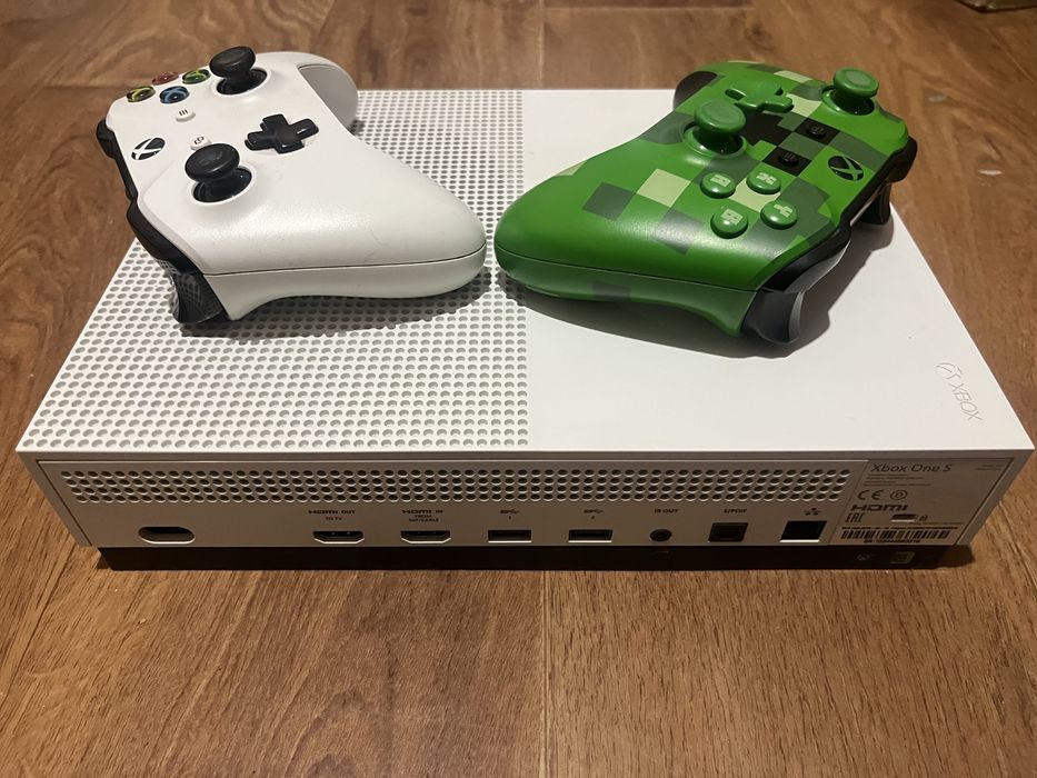 Продам Xbox one s 1 tb