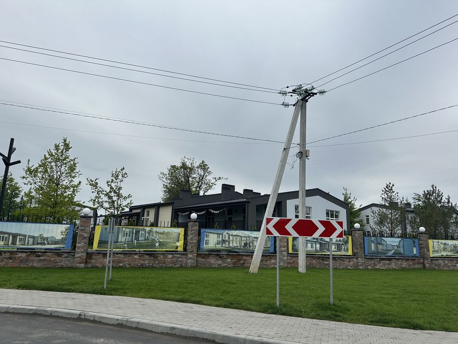 0,30 га (містечко Hensen) фасад 126 м , 300м до школи і до асфальту