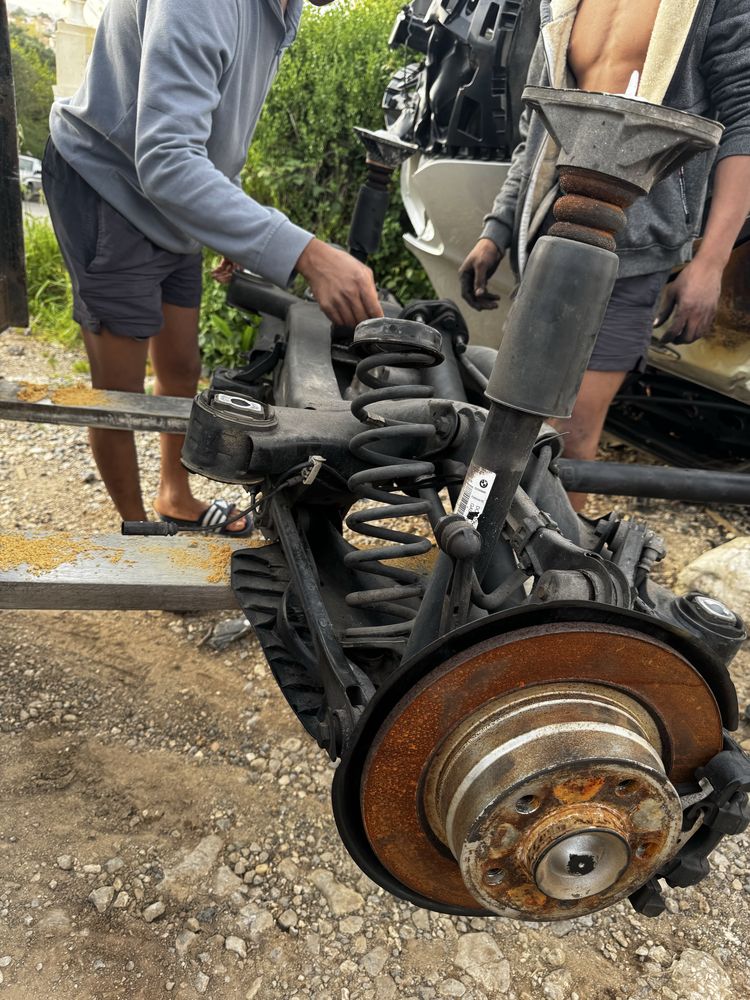 Eixo traseiro completo ,bateria, porta mala da bmw serie 1 116d