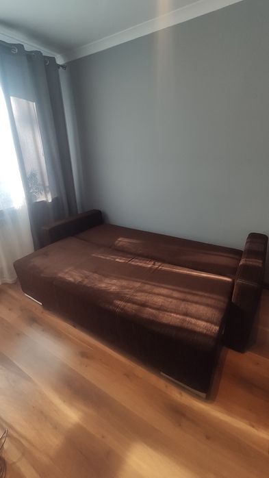 Brązowa duża kanapa rozkładana z pojemnikiem na pościel