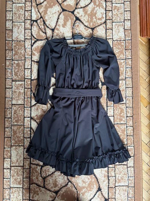 Чорне плаття з поясом