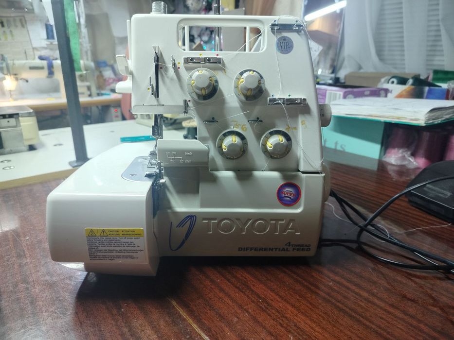 Продам аверлок у робочому стані за ціною 5000грн. Прес 1200.