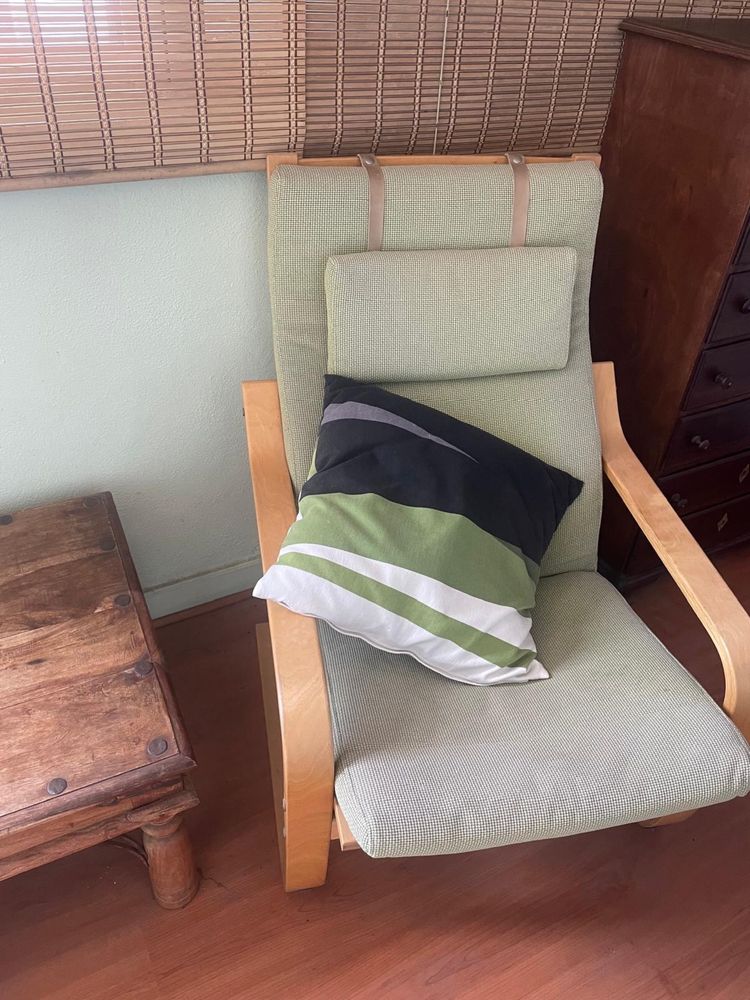 Conjunto de 2 cadeiras com almofadas + mesa de apoio em madeira maciça