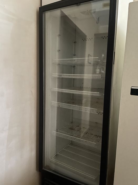 Продам холодильную витрину