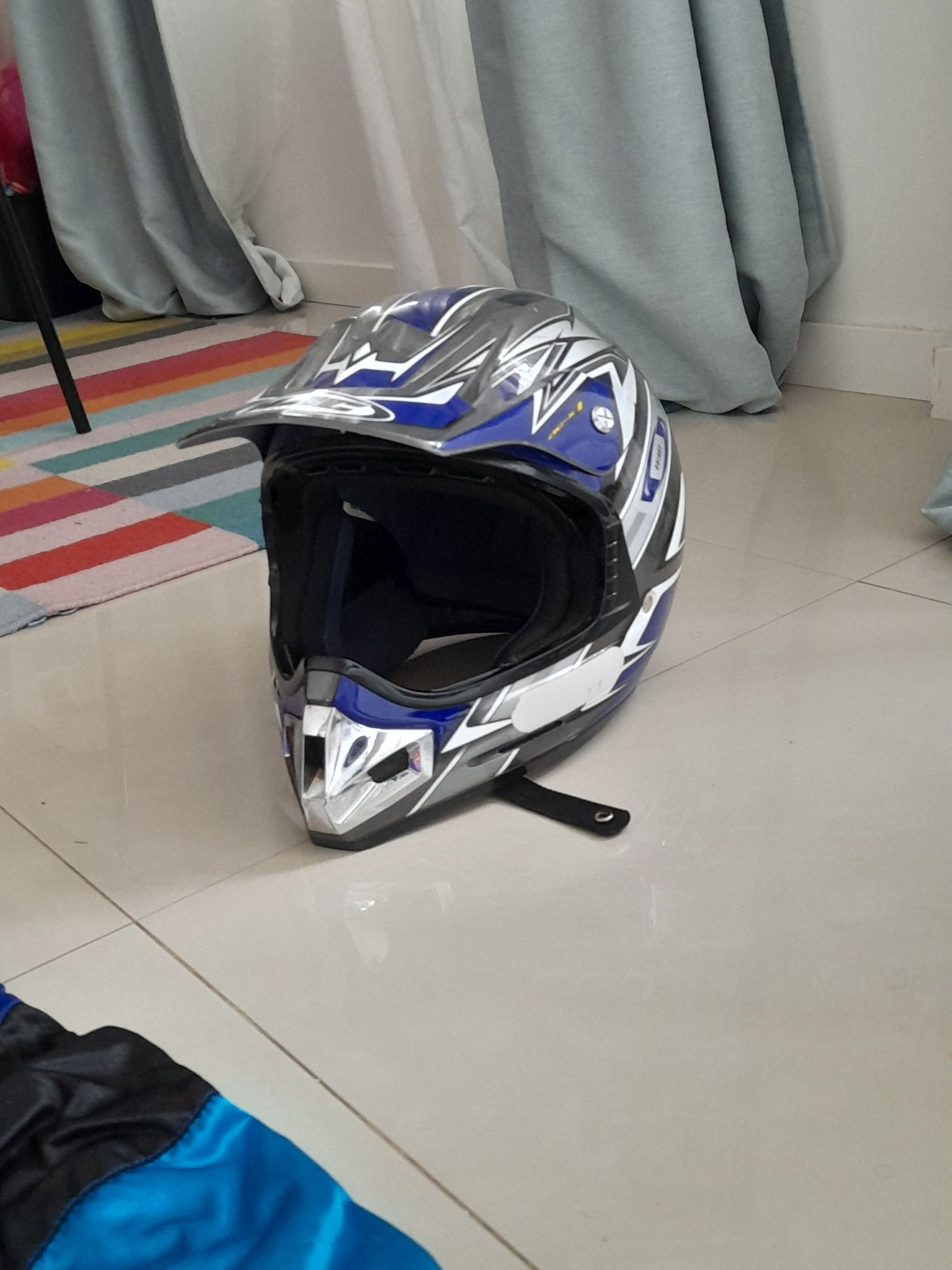 Fato de moto e capacete de motocross em bom estado