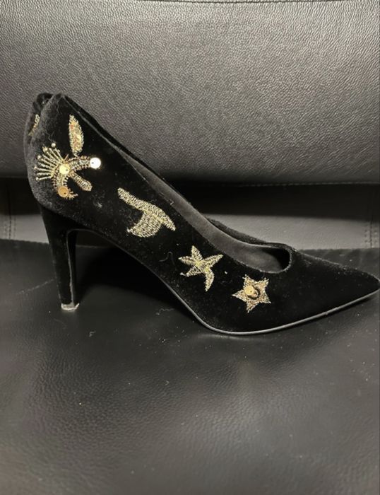 Czarne, welurowe szpilki ze złotym haftem 39