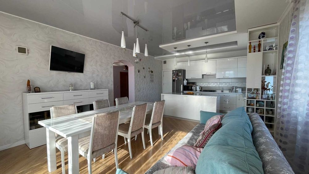 Продається будинок з ділянкою,банею. Зручна локація.