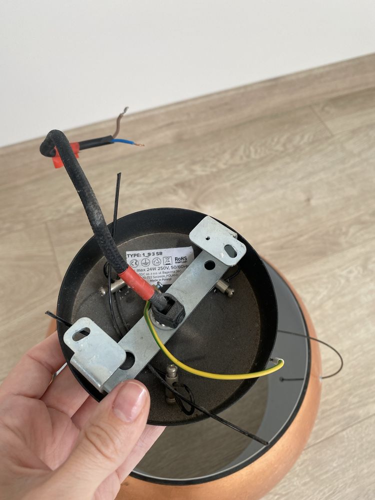 Piekna i nowoczesna lampa w kolorze matowej miedzi szotkowanej