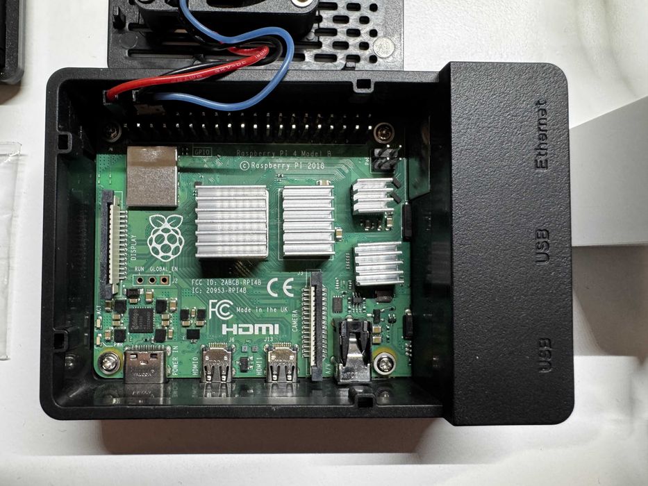 Raspberry Pi 4B 8GB + 2 obudowy + karta 32GB + akcesoria