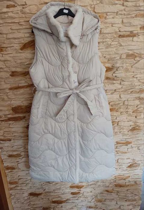 Cudowna beżowa kamizelka pikowana z kapturem z puszkiem