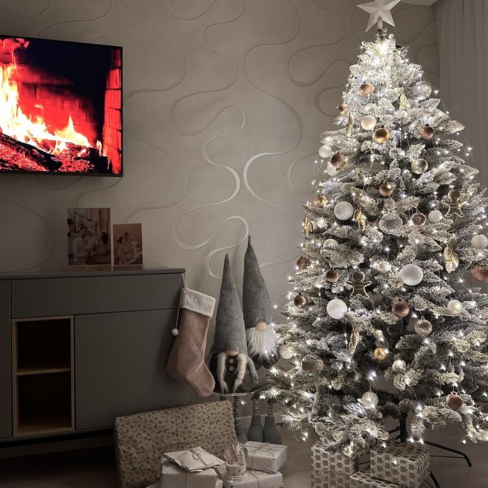 Ялинка штучна з іграшками