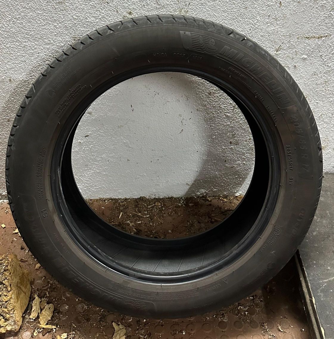 2 pneus  Michelin e Tigar  muito pouco uso