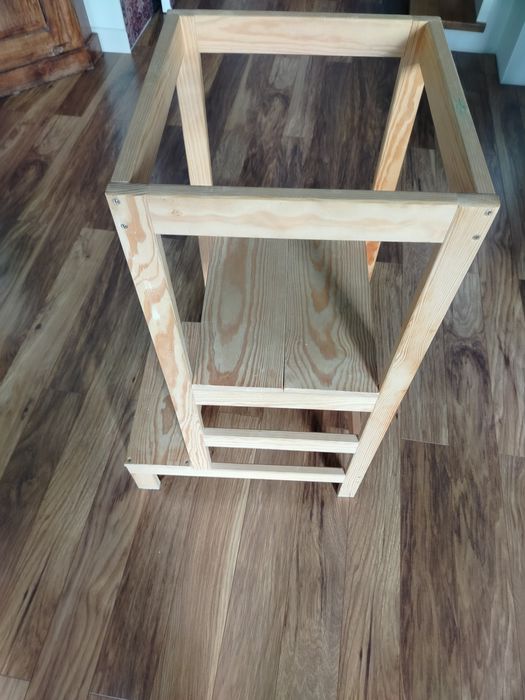 Helpkitchen Helper pomocnik stojak dla dziecka.