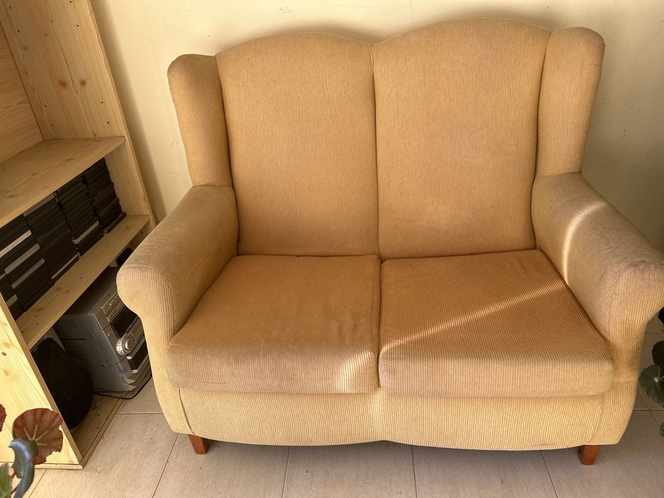 Sofa de dois lugares amarelo torrado