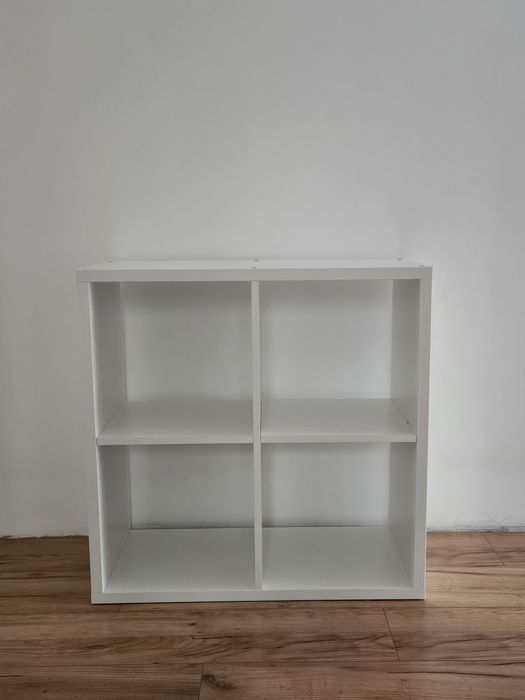 Biały regał MAURO. Wymiary: 72,7x72,8 cm