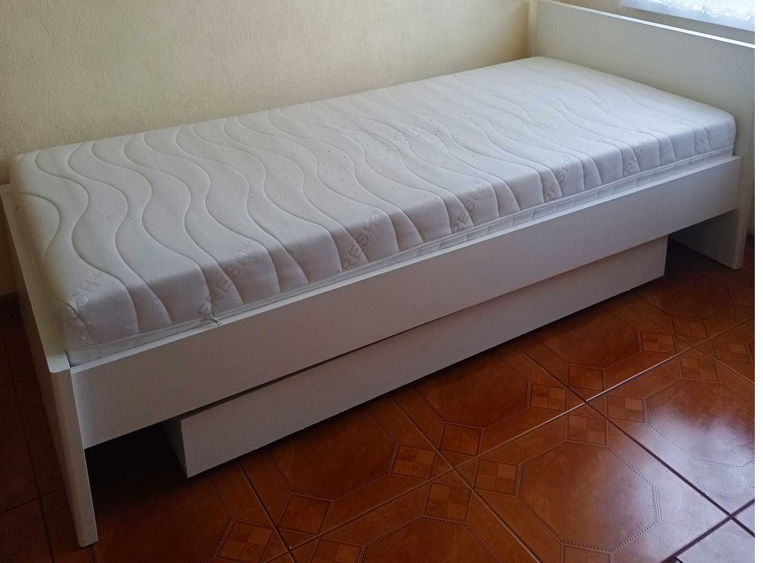 Łóżko drewniane 90 X 200 cm z materacem i schowkiem, jak nowe