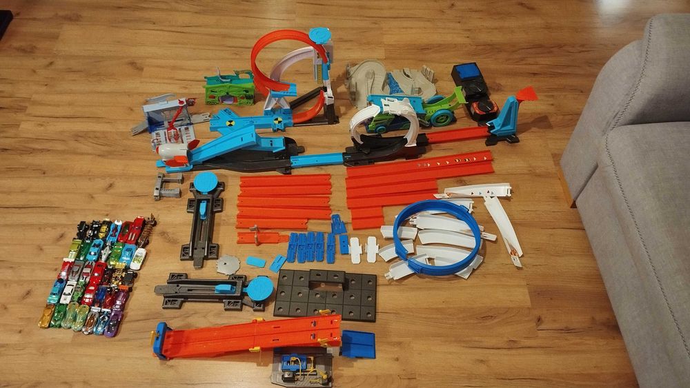 Zestaw Hot Wheels z resorkami, wyrzutnią na baterie
