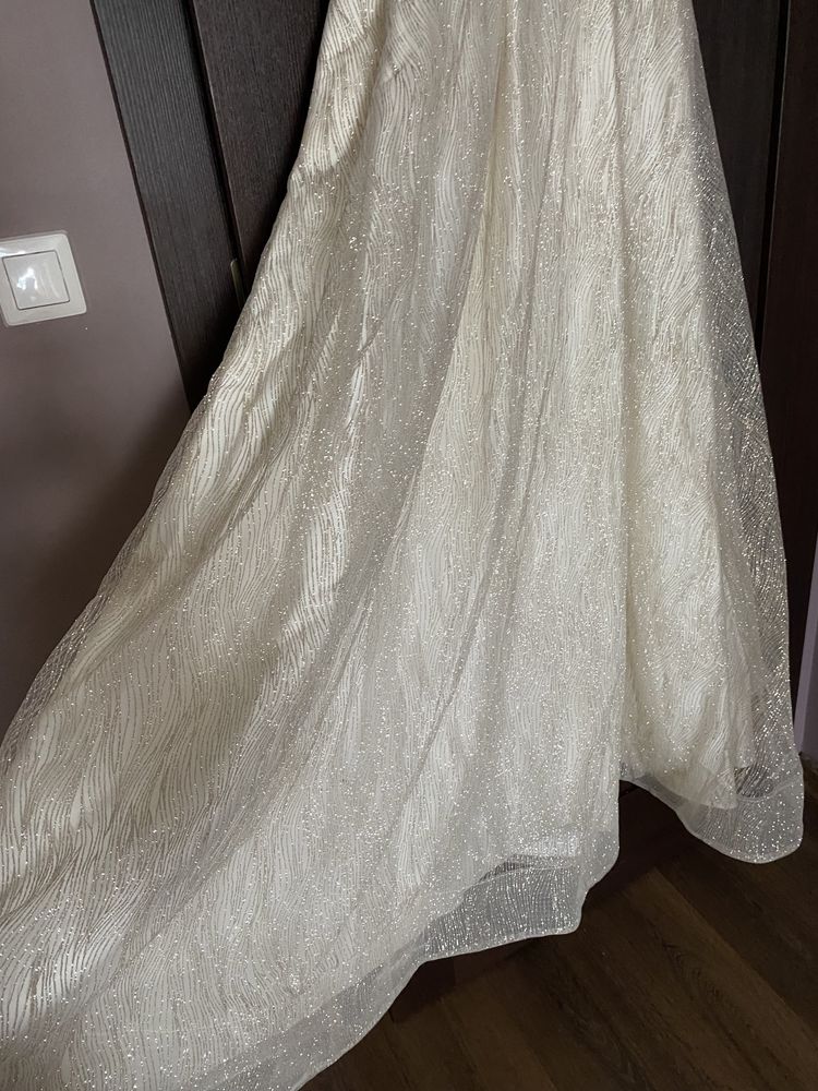 Zjawiskowa brokatowa suknia ślubna balowa dekolt V S/M