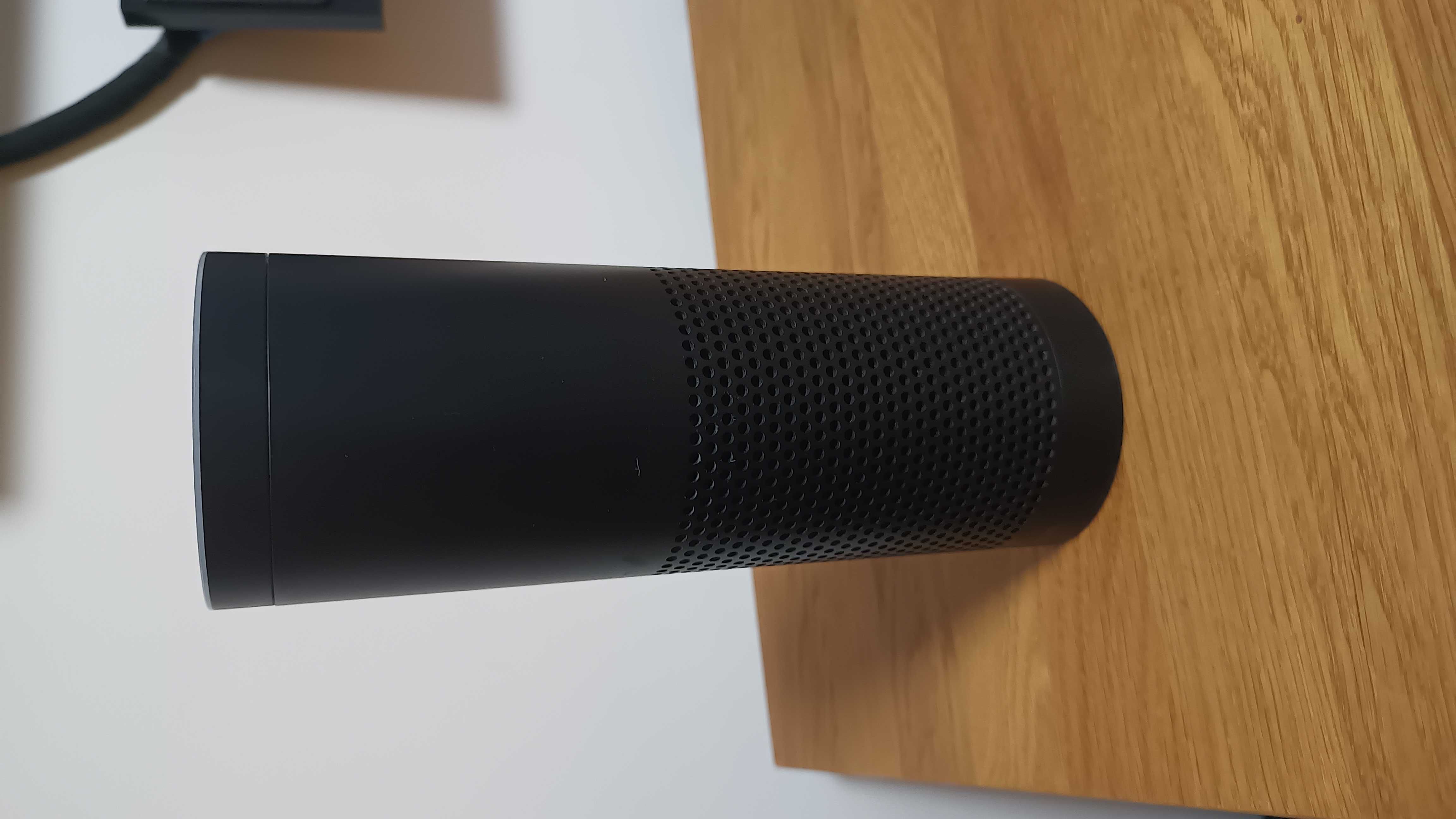 Głośnik Amazon Echo pierwszej generacji z uchwytem i zasilaczem