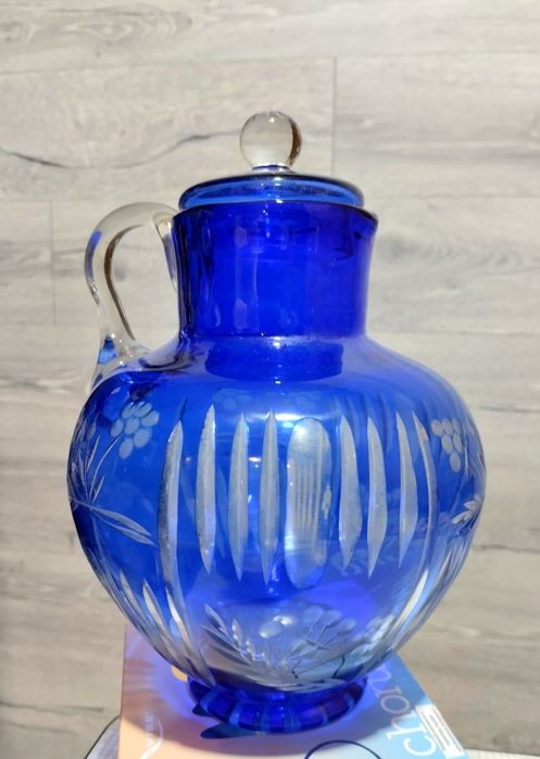 Кувшин синего стекла