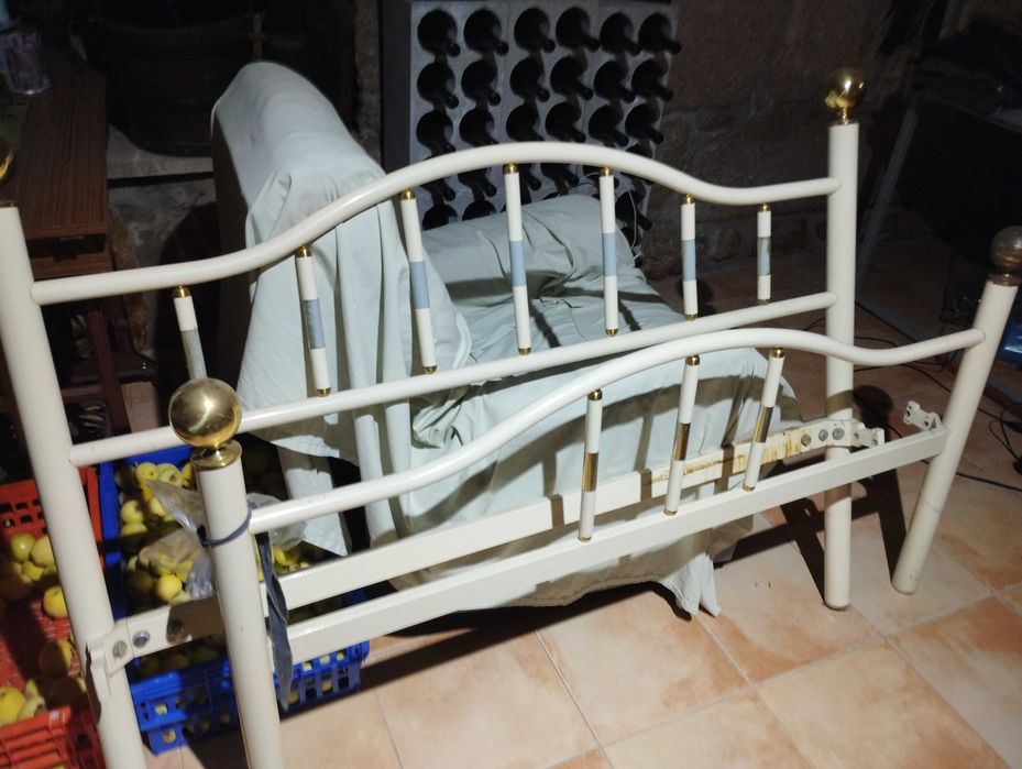 Cama de casal sem estrado e sem colchão