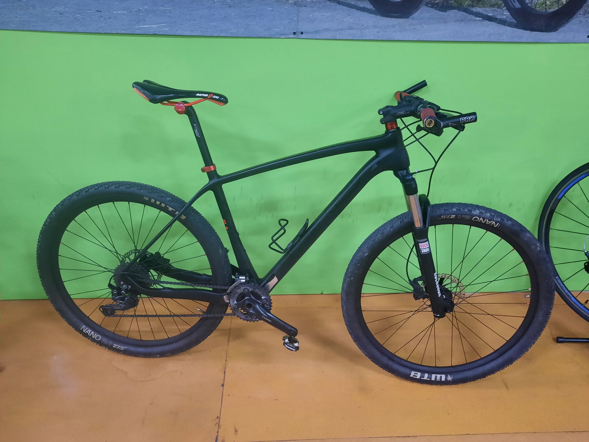 Btt toda em carbono 27.5 L oportunidadee