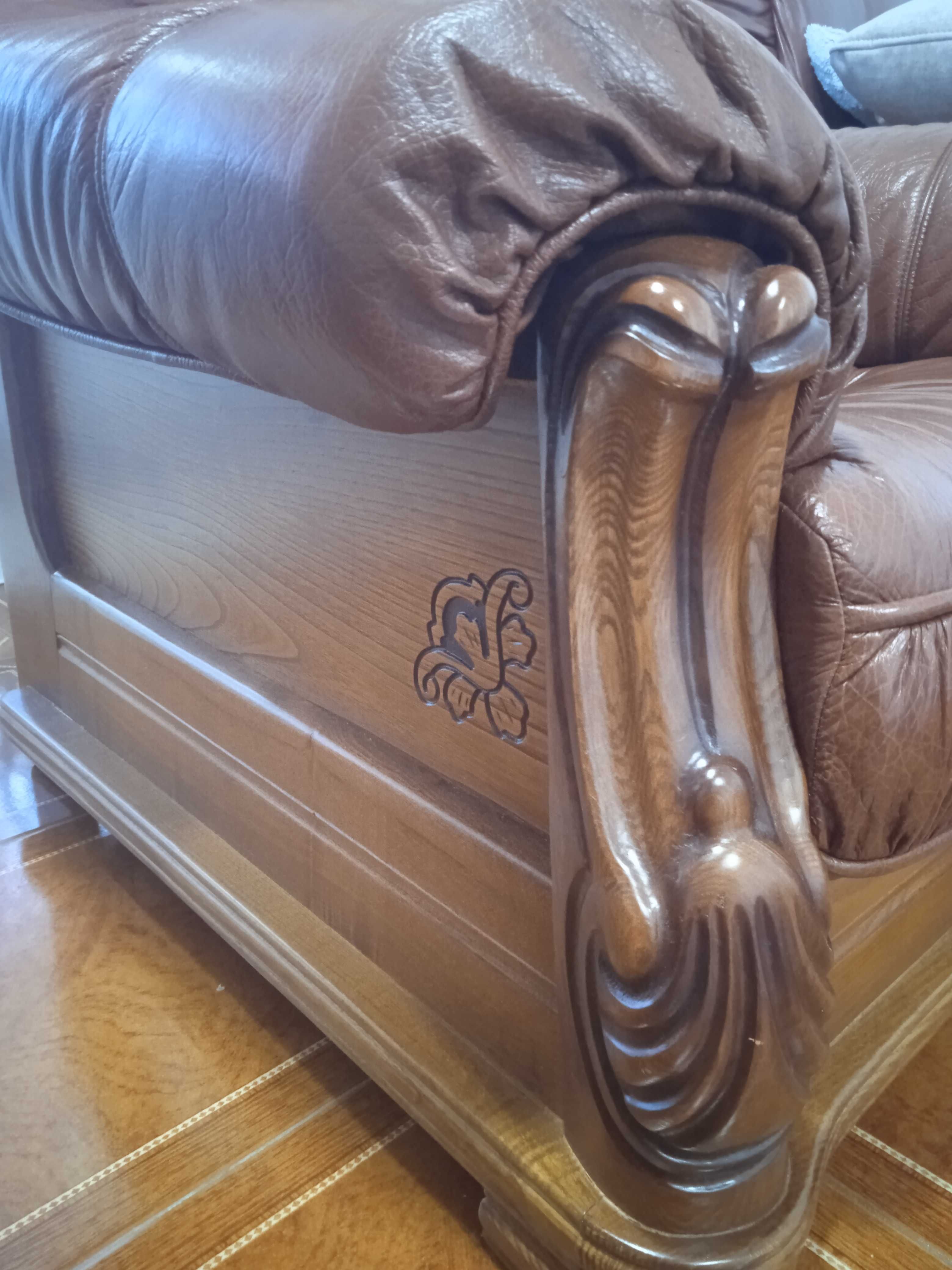 Conjunto sofá e poltronas de pele