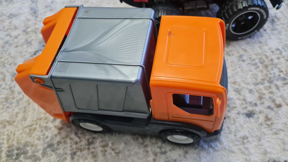 Traktor, śmieciarka, samochod terenowy
