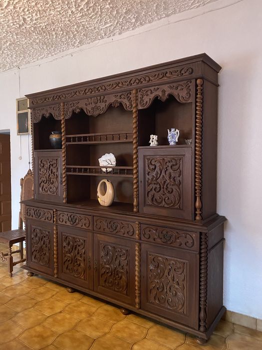 Venda de Estante de madeira com mesa e cadeiras