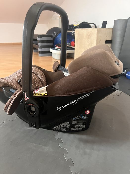 Carrinho de bebé com ovinho e sistema de Isofix