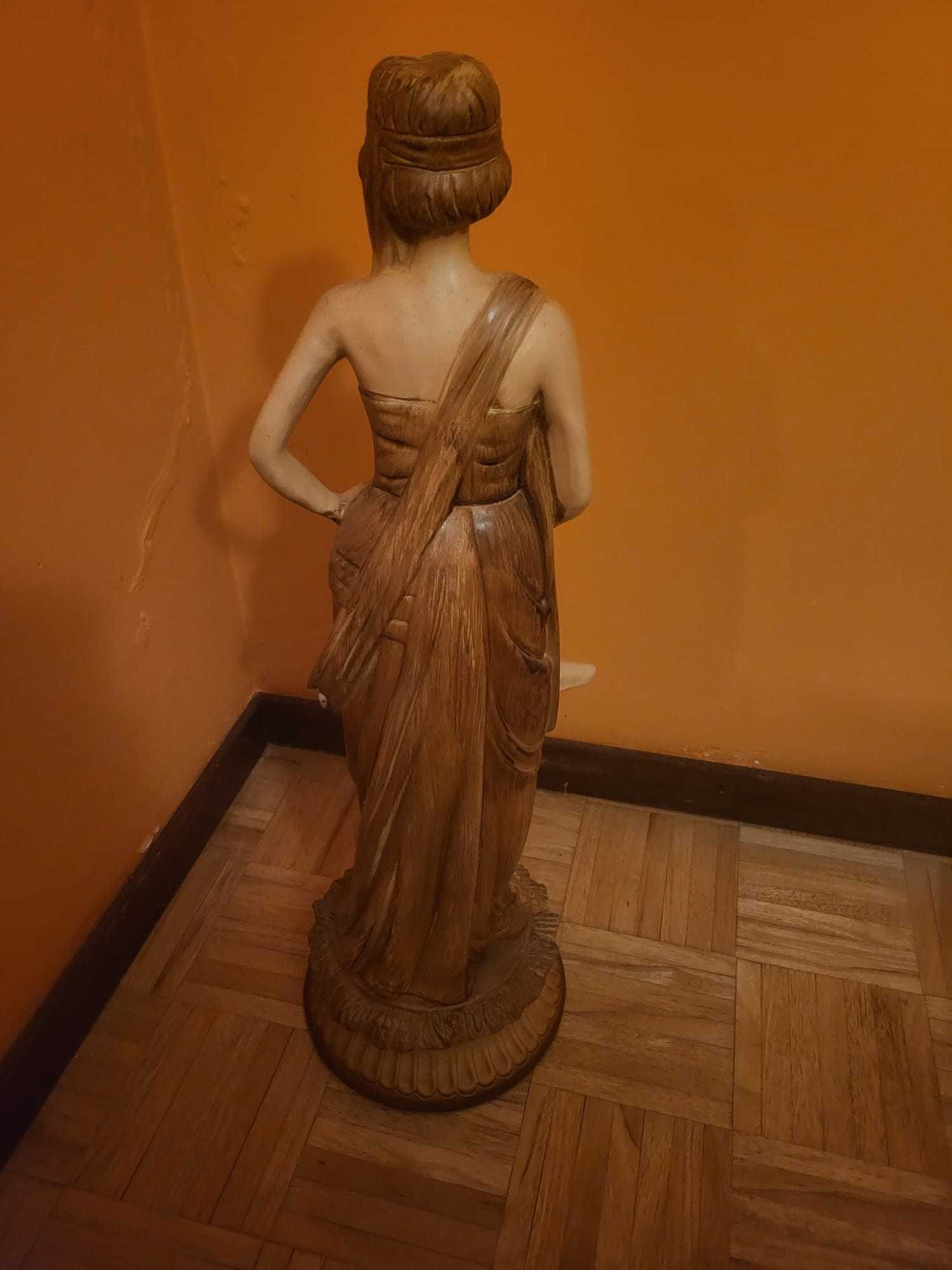 Estátua Feminina com Cão
