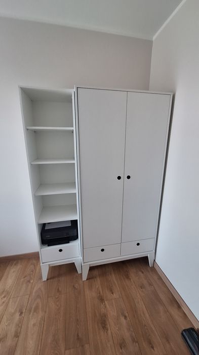 Szafa biała na ubrania z regałem