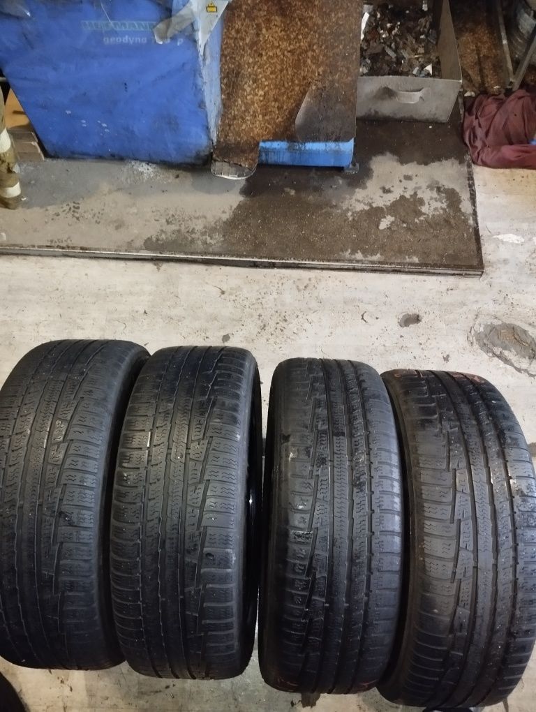 Зимові шини Nokian 215/55/17