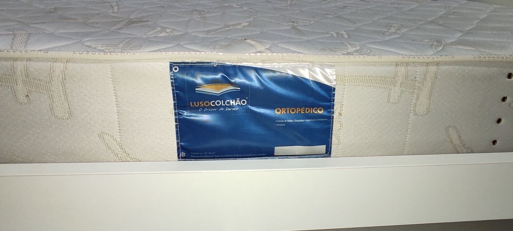 Cama individual com colchão