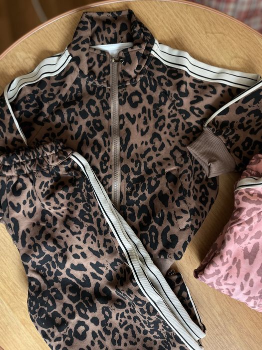 Продам спортивний костюм для дівчинки леопардовий