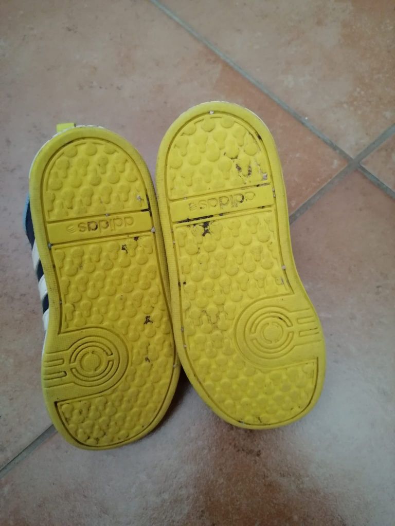 Ténis criança N°23,24    6€
