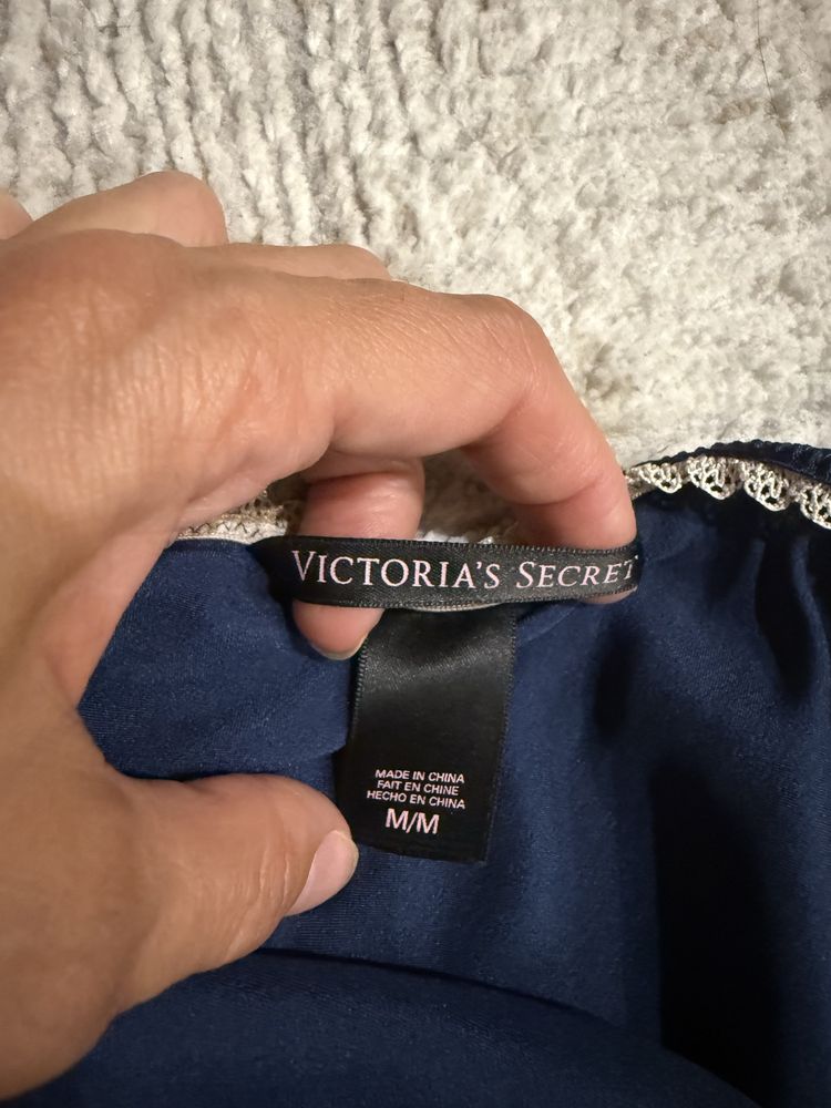 Атласна мінікомбінація victoria's secret з мереживним оздобленням М