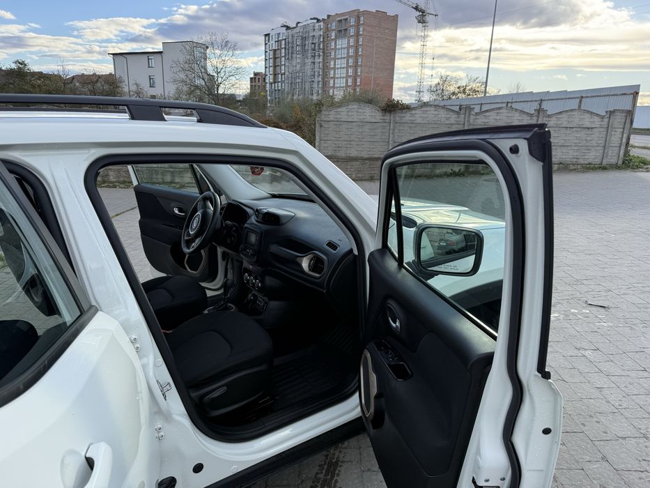Білий Jeep Renegade Sport 2016 року