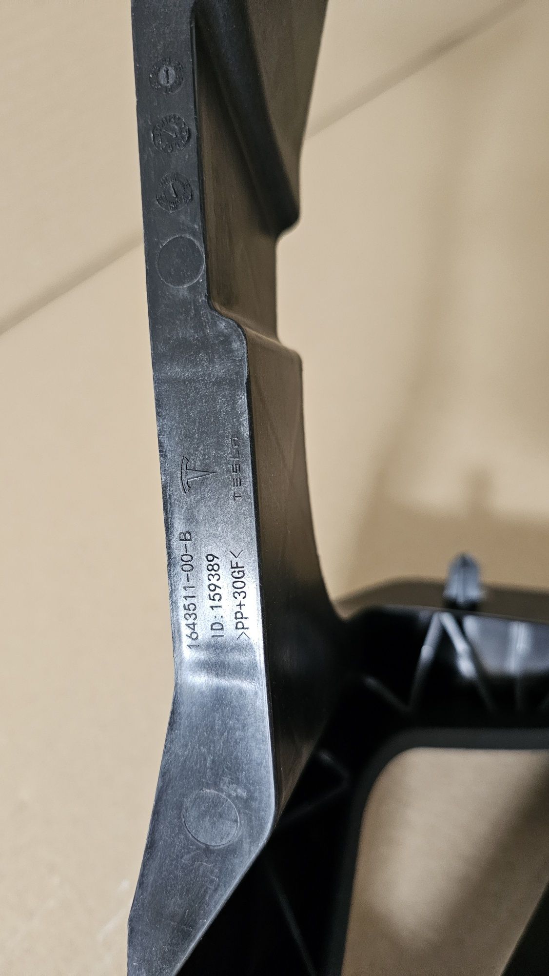 Кріплення опори фари Tesla Model S 2022+ Plaid
1643511-00-A
16435