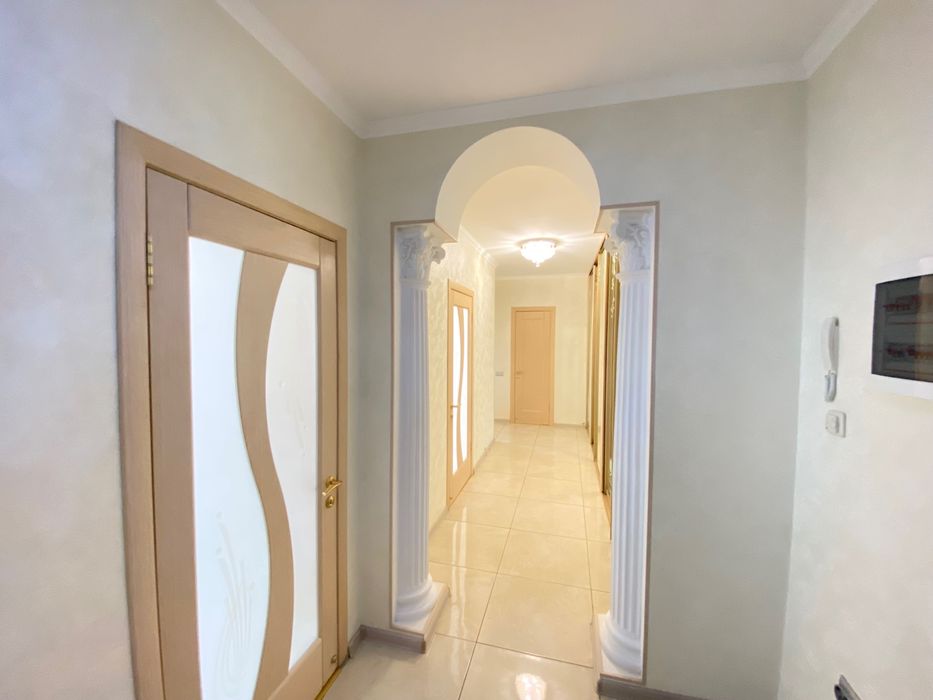 Продаж великогабаритної двокімнатної квартири в мкр.Північний (л1)