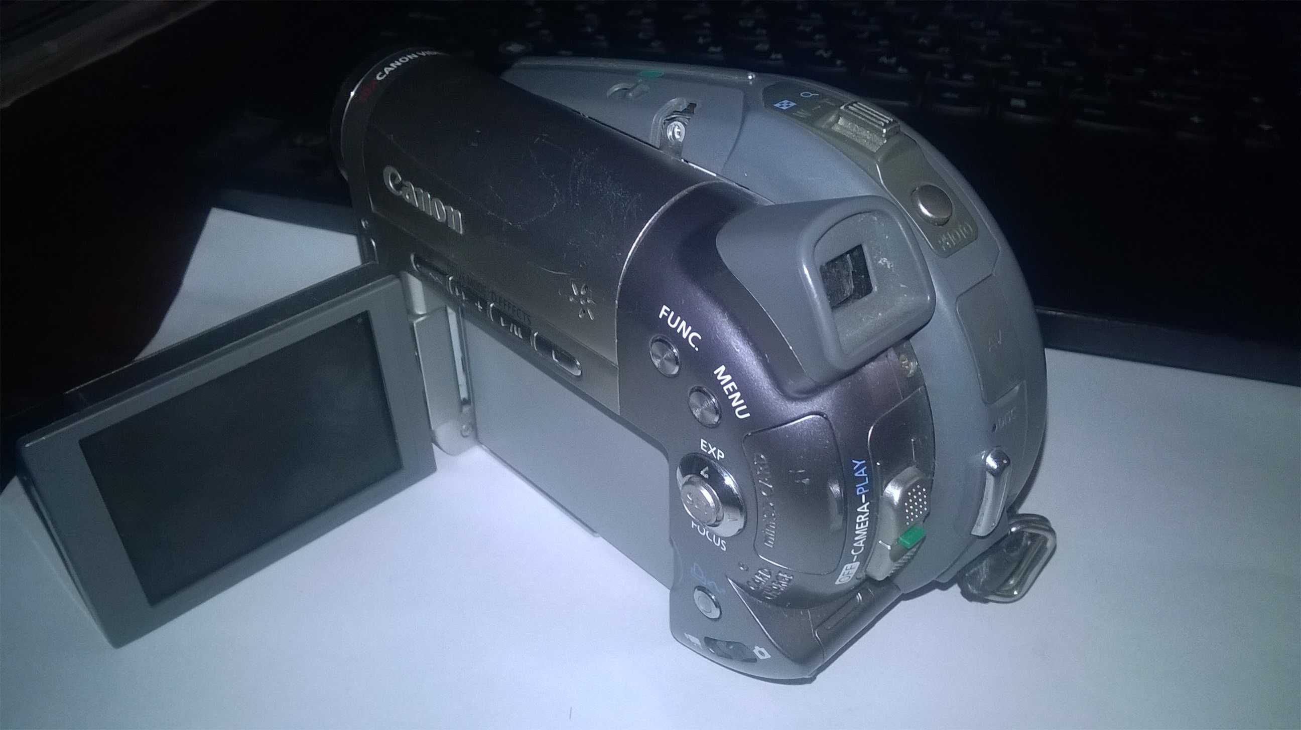 Продам видеокамеру Canon DC10. В хорошем состоянии.