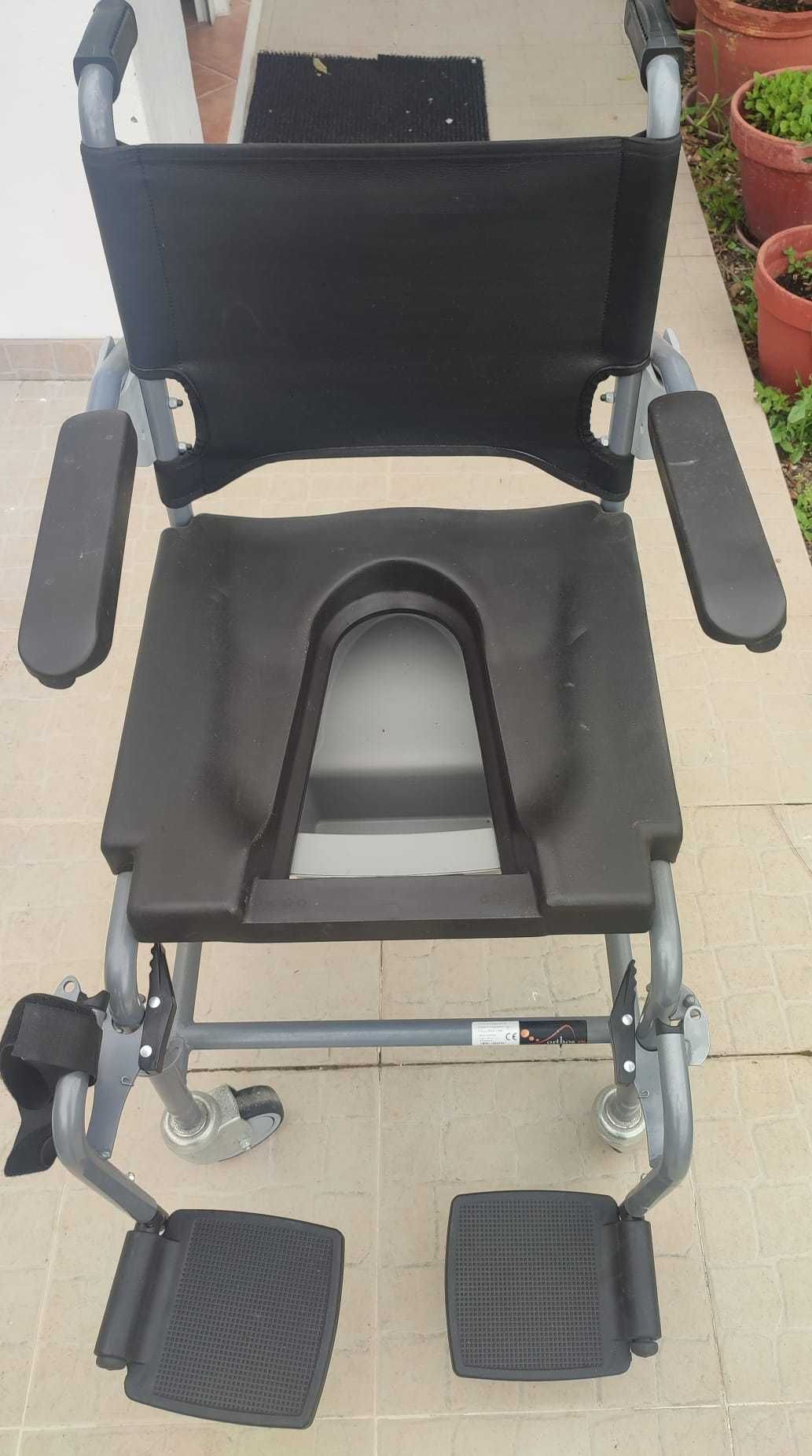 Cadeira de Rodas (Banho e Sanitária)