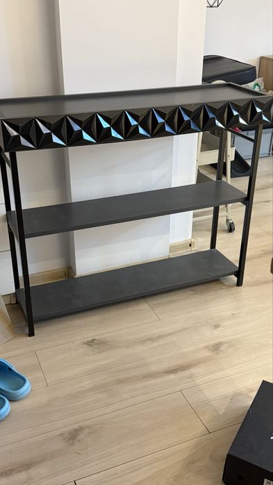 Czarna konsola nowoczesna